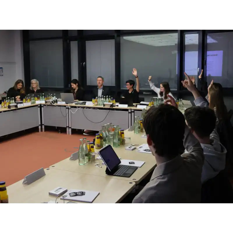 Abstimmung in der Konstituierenden Sitzung des Jugendparlaments (Foto: Nicolas Perrot)