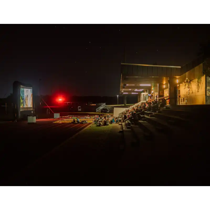 Abendstimmung beim OpenAir-Kino im Hans-Bayer-Stadion